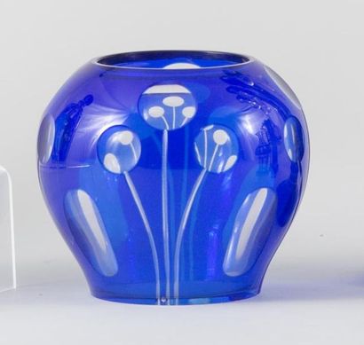 null Vase globulaire en cristal overlay bleu à décor taillé de pastilles simulant...