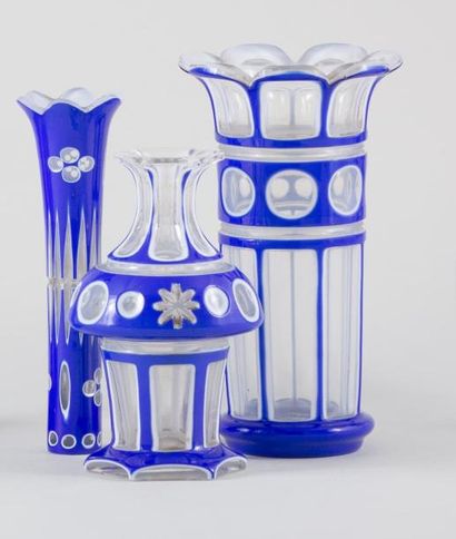 null Trois vases en cristal overlay bleu, blanc et translucide, taillés à pans, cercles...