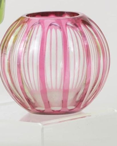 null Petit vase globulaire en cristal overlay rubis taillé de cannelures.

Hauteur...