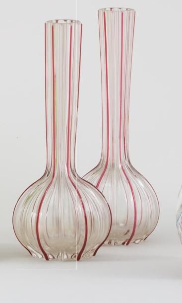 null Paire de vases soliflores en verre soufflé overlay rouge à décor de filets (égrenures...