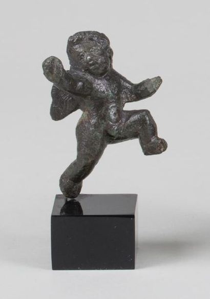 null Eros juvénile à la jambe levée en bronze à patine foncée.

Epoque romaine

Hauteur...