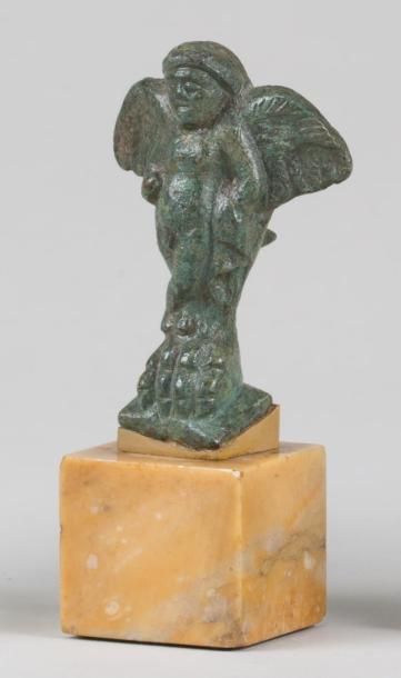 null Pied de vase figurant Eros ailé sur une patte de lion en bronze à patine antique.

Epoque...