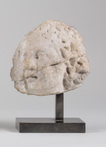 null Tête d'enfant de profil en marbre sculpté en relief provenant probablement d'un...