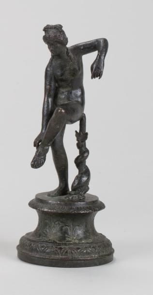 null Vénus attachant sa sandale en bronze patiné reposant sur un piédouche en bronze.

De...