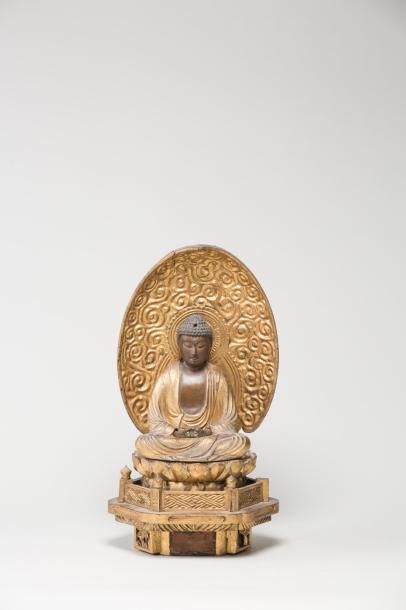 null Bouddha en bois laqué or et plychrome, assis en padmasana, les mains en dhyana...