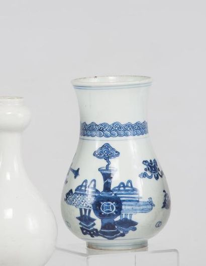 null Chine 

Vase en porcelaine à décor en camaïeu bleu d’un vase fleurie, galon...