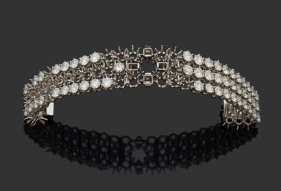 null Bracelet en or gris 14 k (585 millièmes) serti de cinquante-quatre diamants...