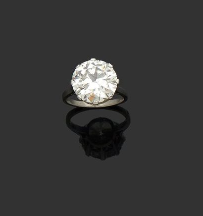 null Bague solitaire en platine sertie d'un diamant de taille ancienne pesant 6.25...