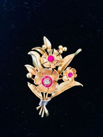 null Broche "fleurs" en or jaune 18 k (750 millièmes) sertie d'un petit diamant de...