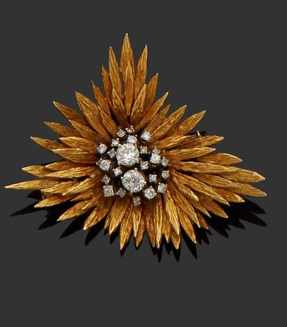 null Broche fleur en or jaune 18 k (750 millièmes) et or gris, les pistils sertis...