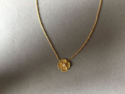 null Chaine et pendentif en or jaune 18 k (750 millièmes) en forme de trèfle à quatre...