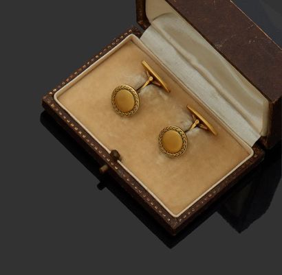 null Paire de boutons de manchette en or jaune 18 k (750 millièmes) à décor d'une...