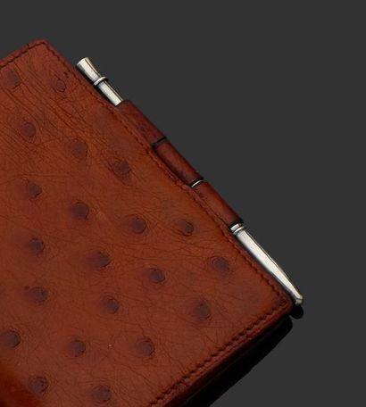 null HERMES Paris

Agenda en autruche de couleur cognac avec son stylo en argent....