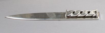 null Jean DESPRES (1889-1980) 

Coupe-papier en métal argenté à décor de maille gourmette.

Signé...