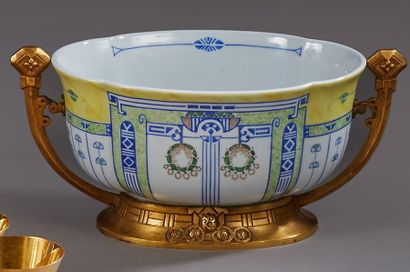 null CHRISTOFLE orfèvre. L'Inéa, série conçue vers 1919

Jardinière en porcelaine...