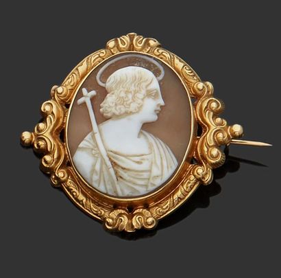 null Broche en or jaune 18 k (750 millièmes) ornée d'un camée coquille représentant...