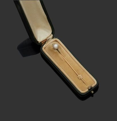 null Epingle de cravate en or jaune 18 k (750 millièmes) ornée d'une perle fine (8...
