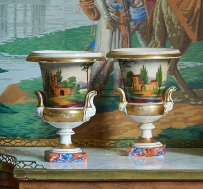 null Paire de vases de type Médicis en porcelaine de Paris à décor polychrome et...