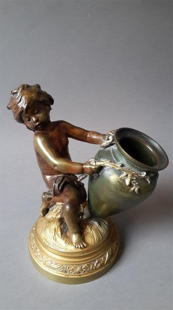 null Auguste MOREAU (1834-1917)

Petit vase en bronze patiné soutenu par un Amour....