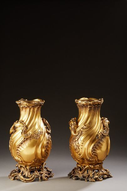 null Paire de vases en bronze doré de forme balustre à décor de rocailles er cannelures...