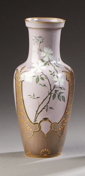 null Manufacture de Sèvres

Vase en porcelaine à fond céladon et décor pâte sur pâte...
