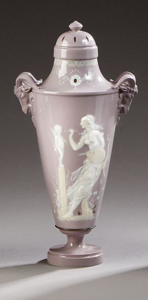 null Manufacture de Sèvres. 

Vase bas relief Boizot garni en porcelaine céladon...