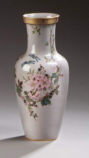 null Manufacture de Sèvres. 

Vase en porcelaine à fond céladon à décor en application...
