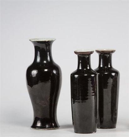 null CHINE

Deux vases balustres en porcelaine émaillée à fond noir. Marque apocryphe...