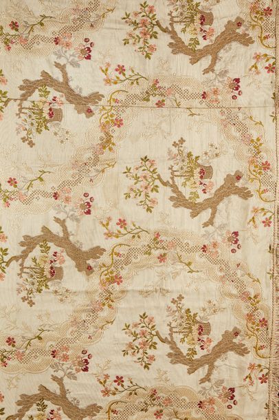 null Tissu brodé à décor de paniers fleuris.

56 x 206 cm