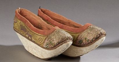 null Paire de chaussures à plateforme Chine, circa 1900.

Provenance Sarah Bernhardt...