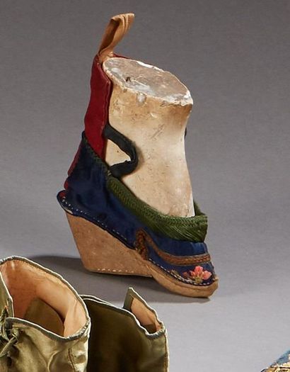 null Rare forme à chaussure,

Chine circa 1900.

Forme et talon en plâtre avant brodé...