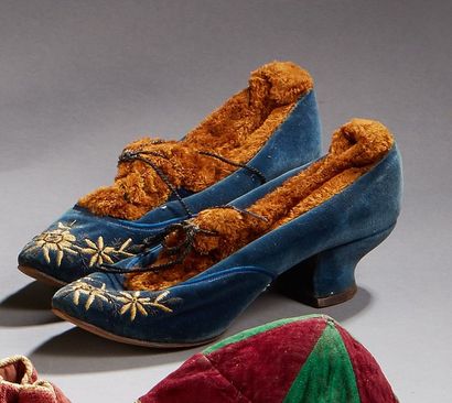 null Paire de chaussures de femme, Europe, vers 1880.

Velours bleu brodé de petites...