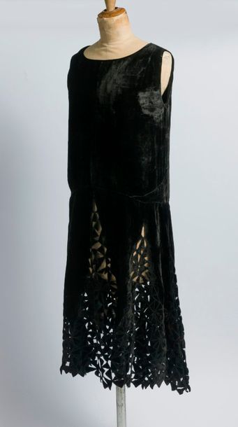 null Anonyme circa 1920

Robe de cocktail en panne de velours noire sans manche,...