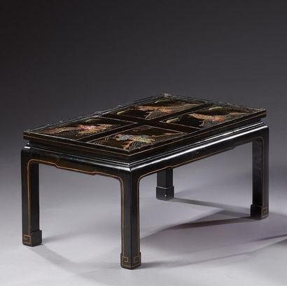 null Table basse rectangulaire en bois laqué noir. Plateau composé de quatre panneaux...