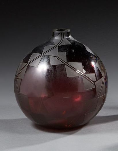 null Louis Lauro dit VERART. Paris

Vase boule en verre soufflé manganèse à décor...