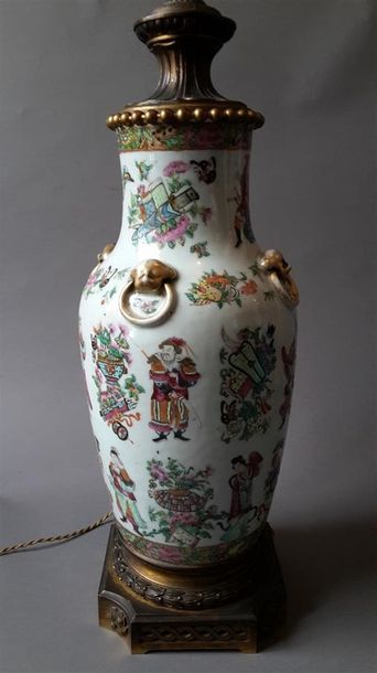 Vase de forme balustre en porcelaine de Canton...