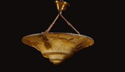 null Plafonnier évasé en verre moulé ambre à décor d’hirondelles.

Circa 1930

Diamètre :...