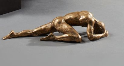 null Sculpture représentant un homme allongé en bronze portant un monnogramme et...
