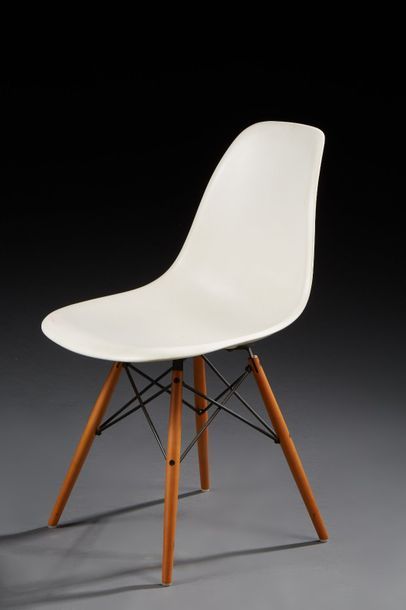 null Charles EAMES (1907-1978)

Chaise, coque en plastique blanc, piétement tour...