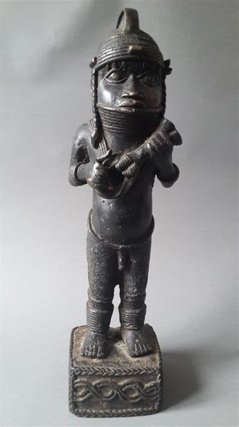 null Royaume du Bénin, statuette représentant un oba en bronze (accident).

Travail...