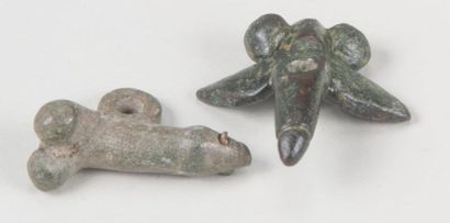 null Dix phallus en bronze, trois sexes volants, petite effigie d'homme en érection...