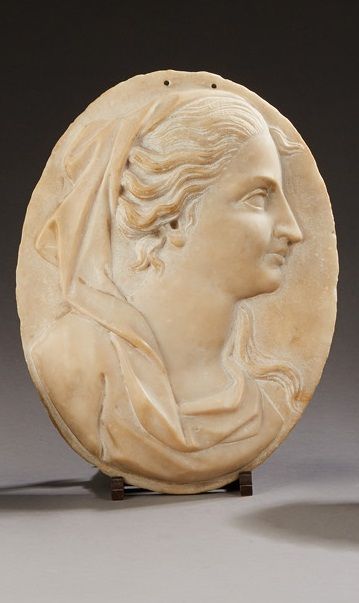 null Médaillon ovale en marbre sculpté en bas relief représentant un profil de femme...