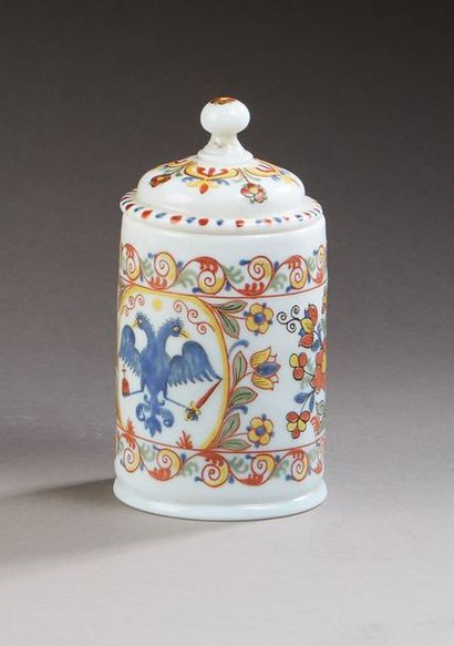 null Chope et un couvercle en verre dit " Blanc de lait " et polychromie. Décor peint...