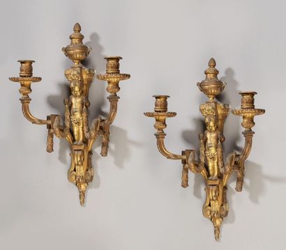 null Paire d'appliques en bronze ciselé et doré à deux bras de lumière. Fût à décor...