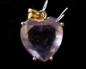 null Pendentif coeur en métal doré orné d'une améthyste.