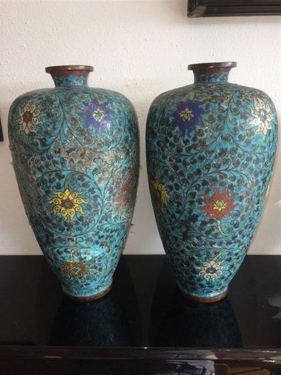 null CHINE

Paire de vases en émail à décor floral sur fond turquoise

Hauteur :...