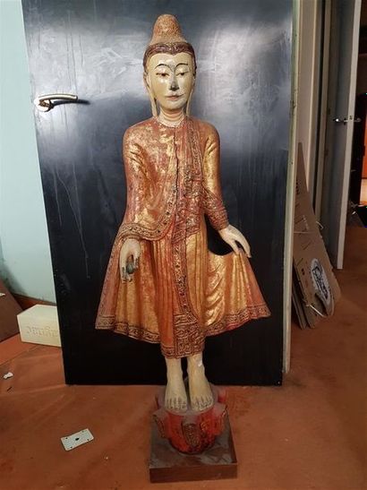 null Bouddha debout en bois sculpté début XXe 

Hauteur: 115 cm