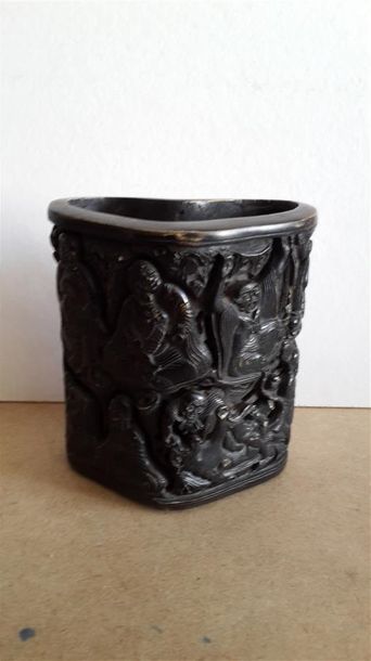 null Vase en os sculpté à décor de personnages. Chine, XXe siècle Hauteur : 10 c...