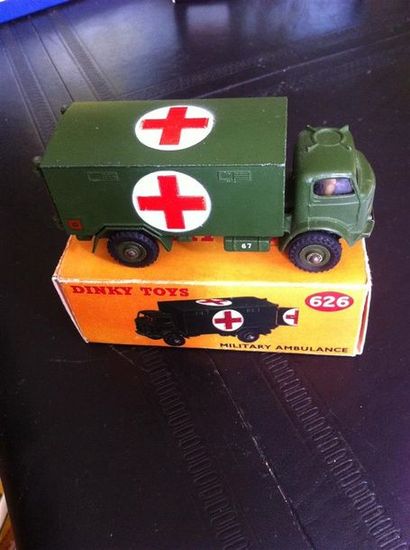 null DINKY TOYS

- 1 Ambulance militaire 

- 1 Shado 2 mobile