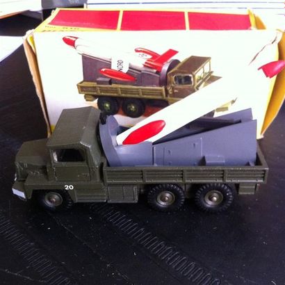 null DINKY TOYS

- 1 Camion Berliet gazelle avec rampe missile

- 1 3-TON ARMY W...